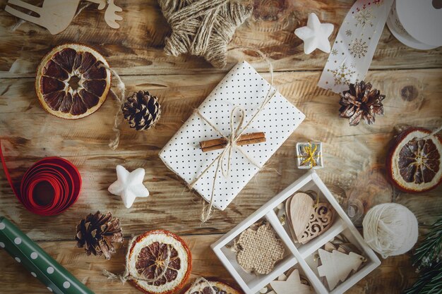 Accessori di Natale e regalo di Capodanno su fondo in legno