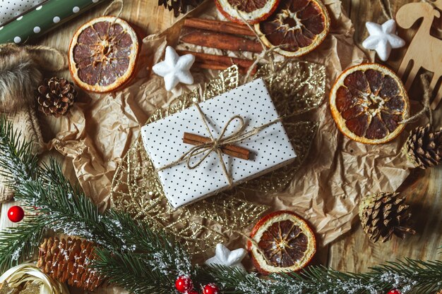 Accessori di Natale e regalo di Capodanno su fondo in legno