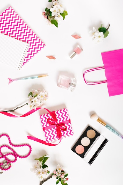 Accessori e cosmetici da donna su un desktop bianco con confezione regalo Flat lay Fashion blogger