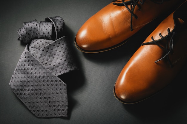 Accessori eleganti da uomo con cravatta e scarpe