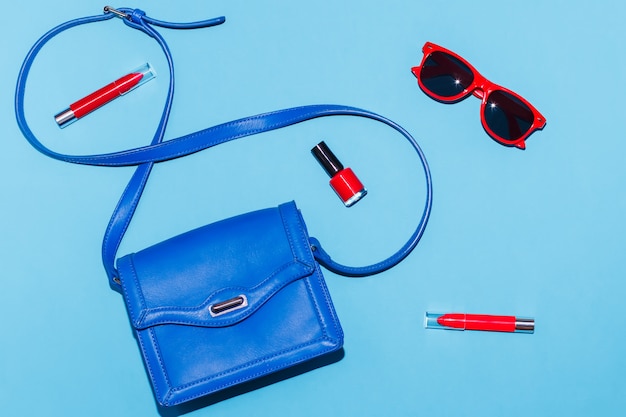 Accessori estivi donna elegante nei colori rosso e blu