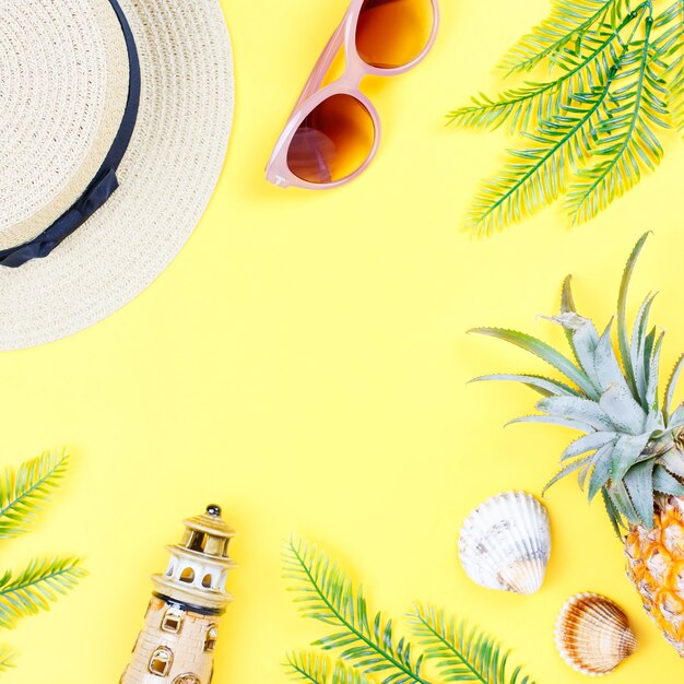 Accessori estivi donna su sfondo giallo