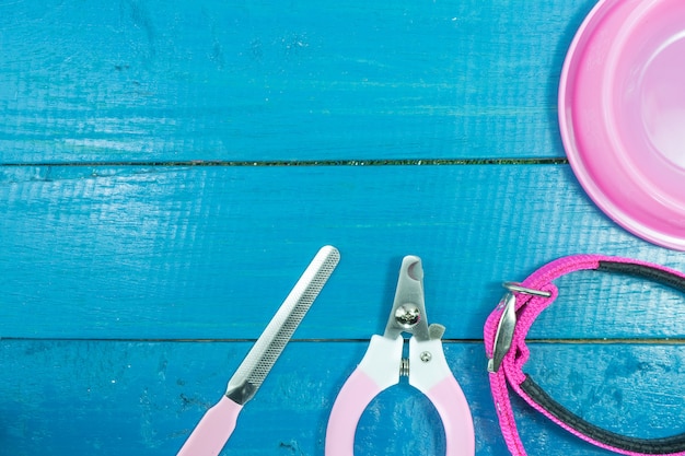 Accessori per animali domestici su fondo di legno.