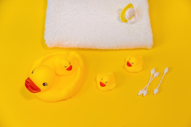 Accessori per il bagno dei neonati su un giallo.