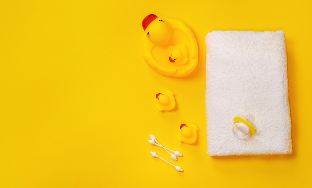 Accessori per il bagno dei neonati su un giallo.