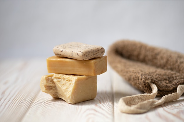 Accessori per il bagno su un tavolo di legno