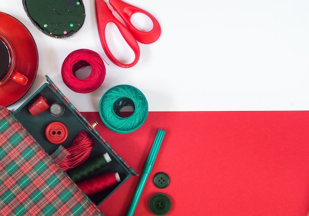 Accessori per il cucito nei colori rosso e verde.