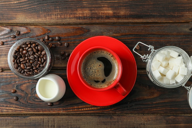 Accessori per il tempo del caffè su fondo di legno