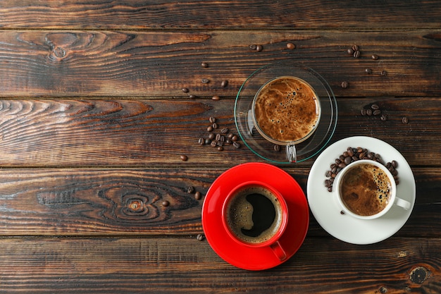 Accessori per il tempo del caffè su fondo di legno