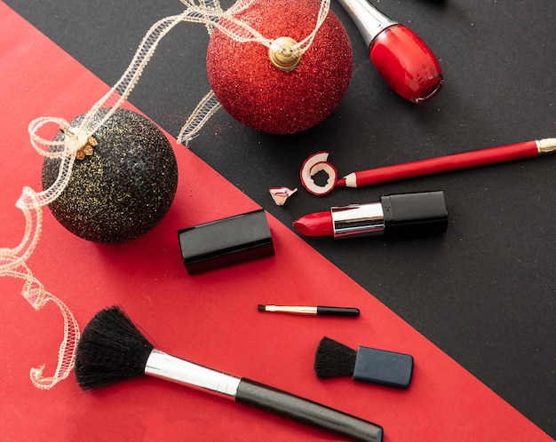 Accessori per il trucco e decorazioni natalizie su sfondo rosso e nero
