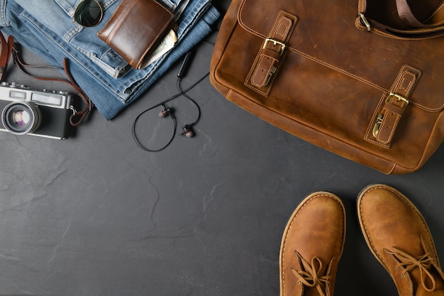 Accessori per il viaggio - borsa vintage e scarpa in pelle