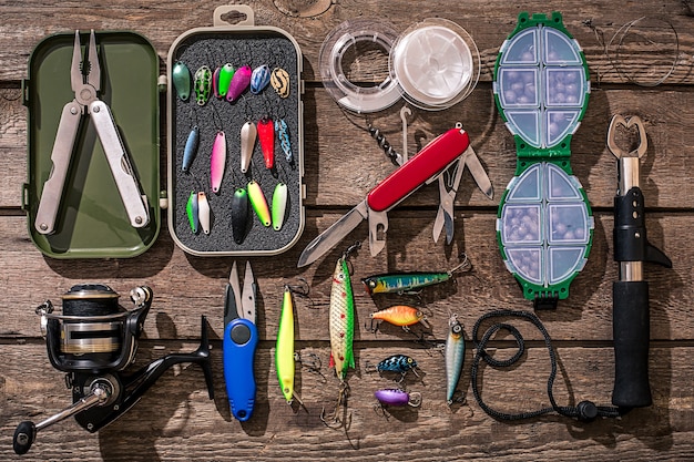 Accessori per la pesca sullo sfondo della vista dall'alto in legno