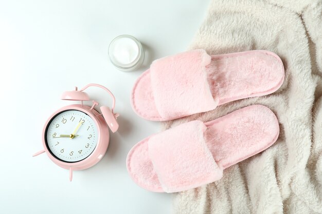 Accessori per la routine del sonno femminile su sfondo bianco