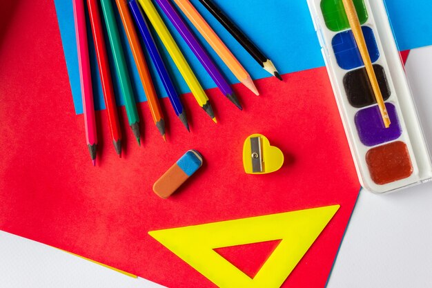 Accessori per la scuola per la pittura. Il concetto di creatività e disegno dei bambini.