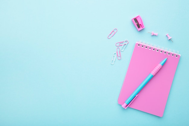 Accessori per la scuola rosa su sfondo blu