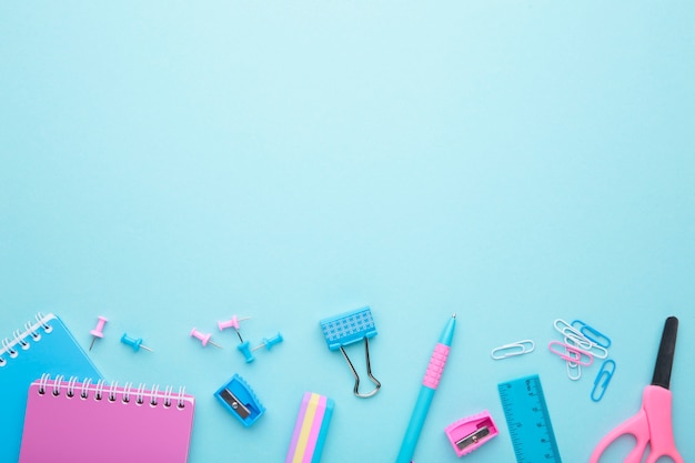 Accessori per la scuola su sfondo blu