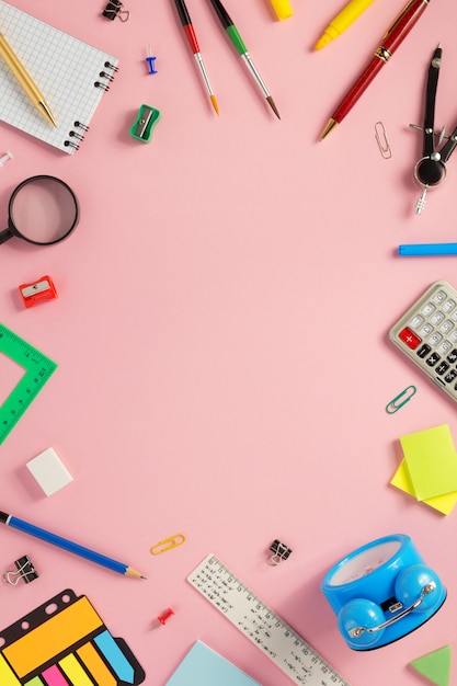 Accessori per la scuola su una superficie di sfondo astratta