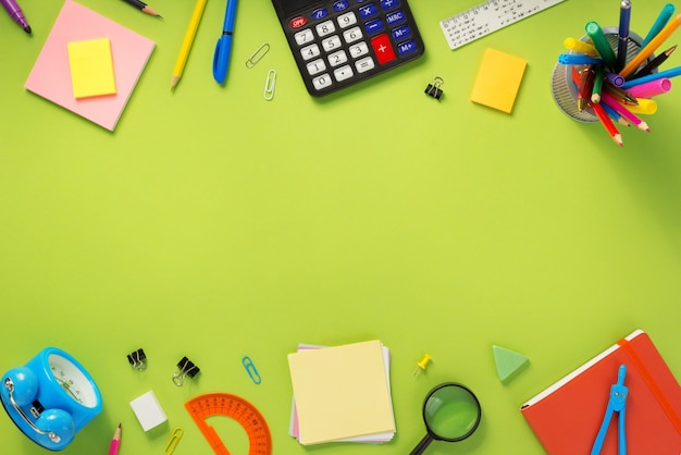 Accessori per la scuola su una superficie di sfondo astratta