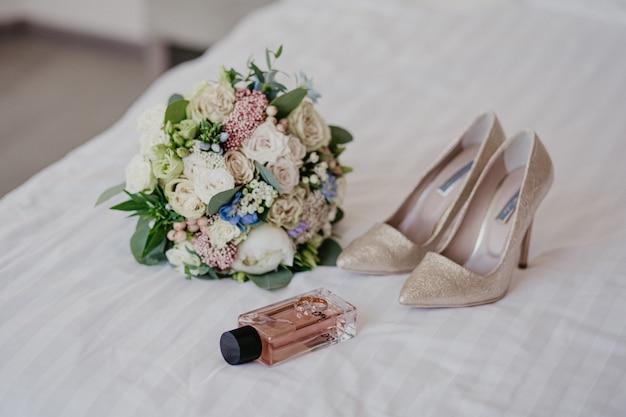 Accessori per la sposa: anelli, scarpe, bouquet da sposa e profumo