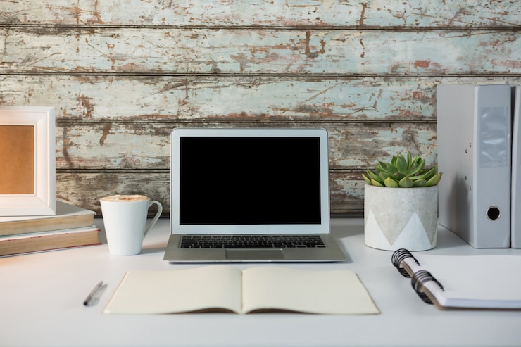 Foto accessori per laptop, tazza di caffè e ufficio