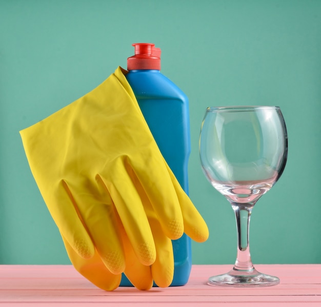 Accessori per lavastoviglie e pulizia della casa. Lavastoviglie. Bottiglia di detersivo, guanti di vetro e gomma gialla
