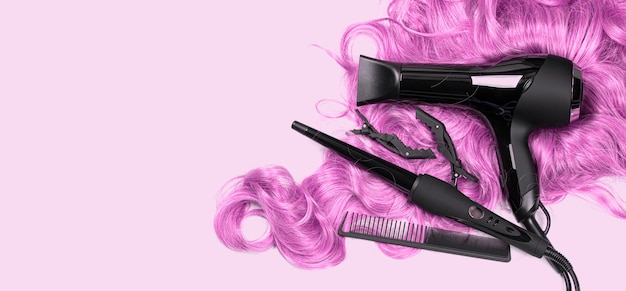 Accessori per parrucchieri per la cura dei capelli rosa lunghi su sfondo rosa