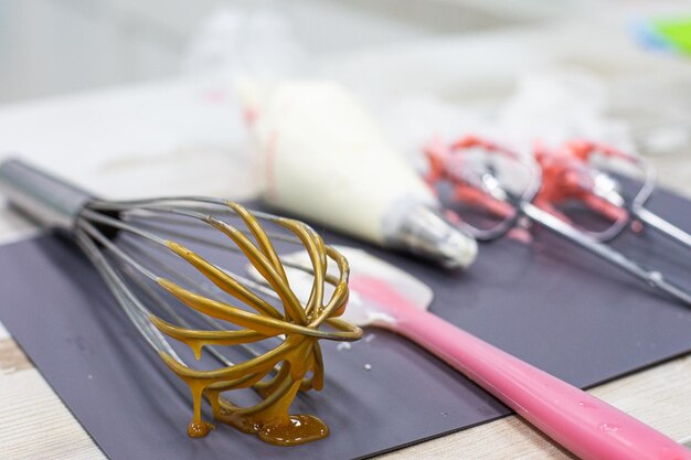 Accessori per pasticceri sul posto di lavoro per la preparazione di dolci sullo sfondo