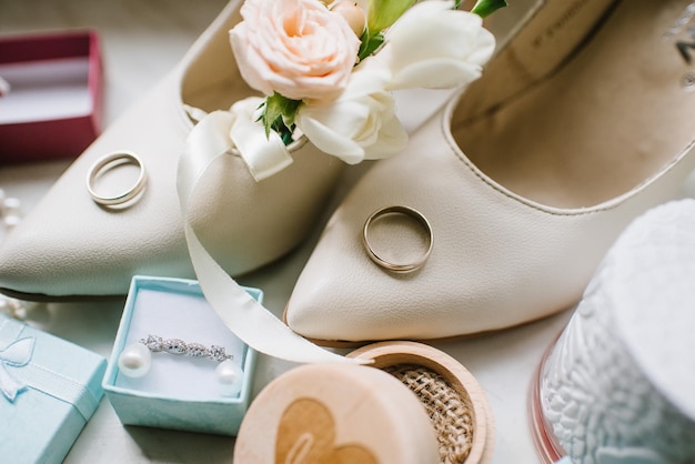 Accessori per spose pretarazioni per il giorno del matrimonio, scarpe e asole