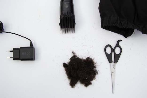 Accessori per taglio di capelli pettine macchina da scrivere mantello capelli neri Vista dall'alto