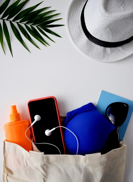 Accessori per viaggiatori laici da spiaggia, foglia di palma, telefono, crema solare, cappello, occhiali da sole, cuffie