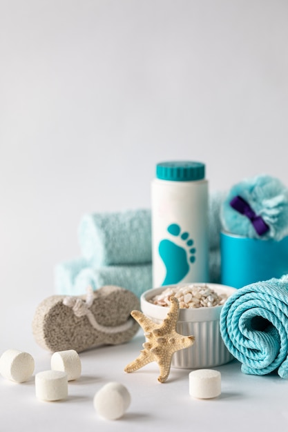 Accessori spa - sale marino, polvere, compresse per il bagno, pomice, crema su sfondo chiaro. Concetto di stile di vita sano. Cosmetici per i piedi per la cura della pelle. Decor per il bagno.