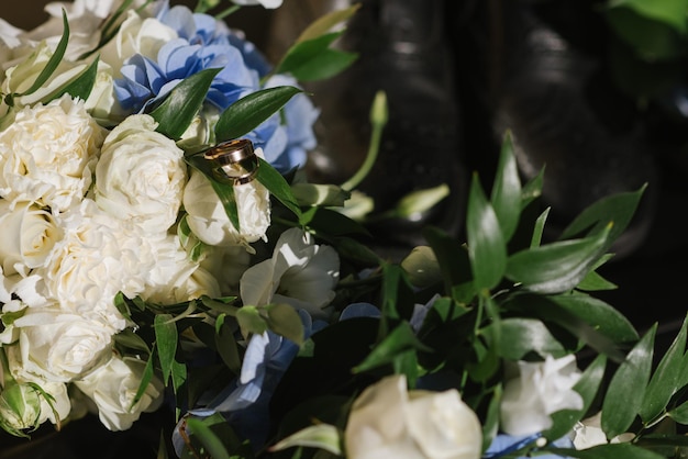 Accessori sposo per la preparazione il giorno del matrimonio, scarpe, anelli e bouquet