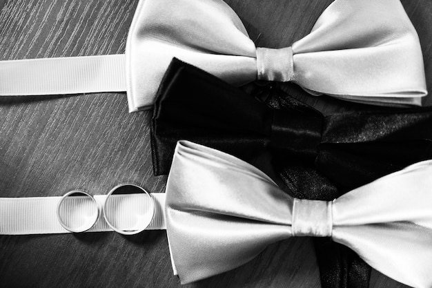 Accessori uomo per matrimonio, sposo in costume, cintura, papillon, fedi nuziali, bouquet e orologi