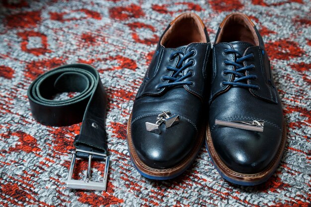 Accessori uomo scarpe, cintura, cravatta e gemelli