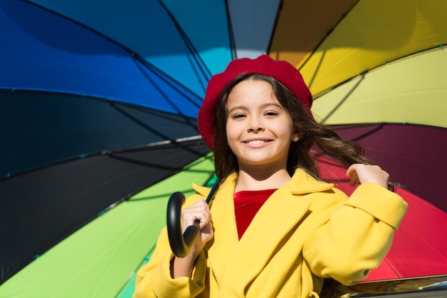 Accessorio autunnale colorato influenza positiva I modi illuminano il tuo umore autunnale Ragazza bambina capelli lunghi pronti per incontrare il clima autunnale con ombrello Accessorio colorato per umore allegro Rimani positivo stagione autunnale