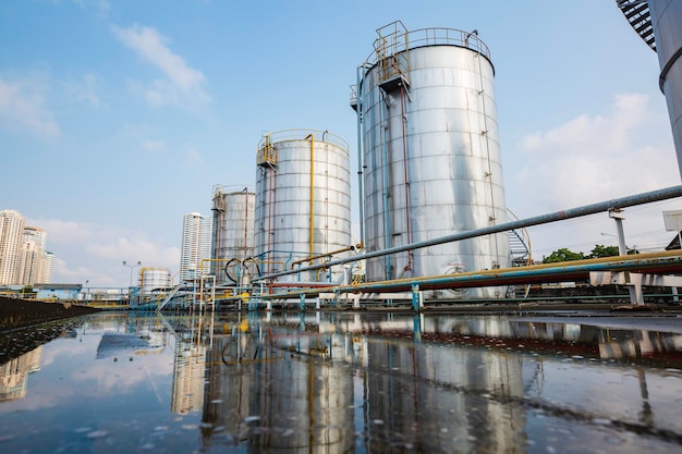 Acciaio al carbonio dell'azienda agricola di stoccaggio del carro armato dell'industria chimica il carro armato nella riflessione dell'acqua.