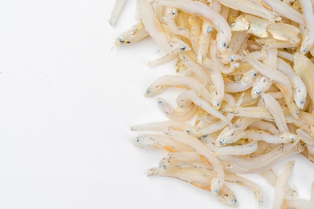 Acciughe secche fresche su fondo bianco Pesce di mare salato secco crudo pesce di acqua salata
