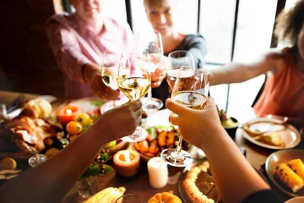 Acclamazioni della gente che celebrano concetto di festa di ringraziamento