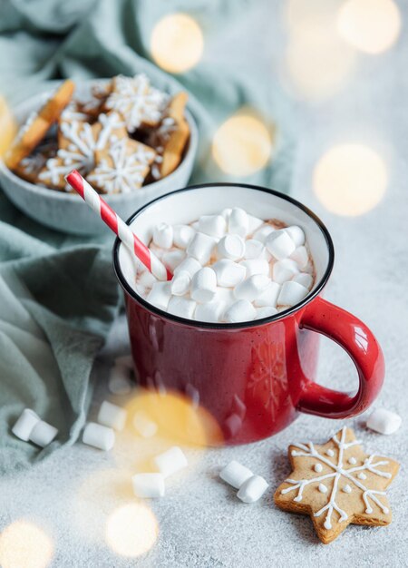 Accogliente ambiente invernale e natalizio con cioccolata calda e biscotti fatti in casa