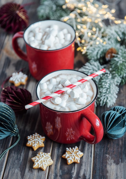 Accogliente ambiente invernale e natalizio con cioccolata calda e biscotti fatti in casa