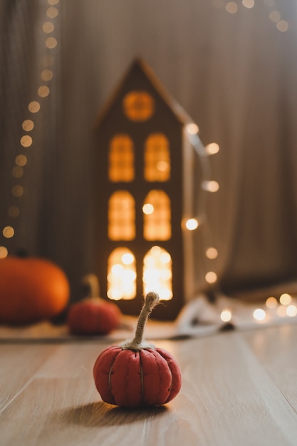 Accogliente arredamento autunnale per la casa con zucche in tessuto Ringraziamento e concetto di Halloween