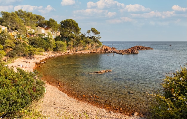 Accogliente baia sulla spiaggia costiera di rocce rosse mediterranee vicino a Saint Raphael Cote dAzur France