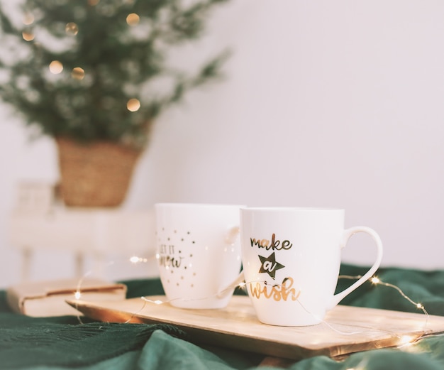 Accogliente camera da letto con tazze da caffè a letto