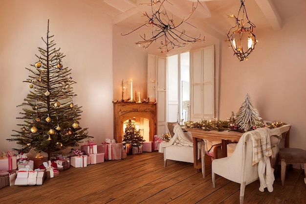 Accogliente camera vintage decorata per le vacanze di Natale con albero di Natale, caminetto, candele, giocattoli, tappeto e poltrona