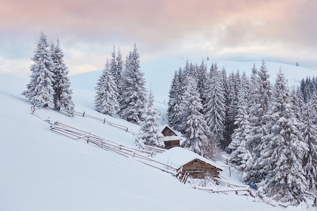 Accogliente capanna di legno in alto tra le montagne innevate.