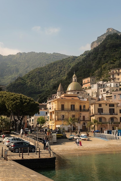 Accogliente cittadina della Costiera Amalfitana Cetara Borgo medievale in montagna sulle rive del Mar Tirreno Località balneare estiva