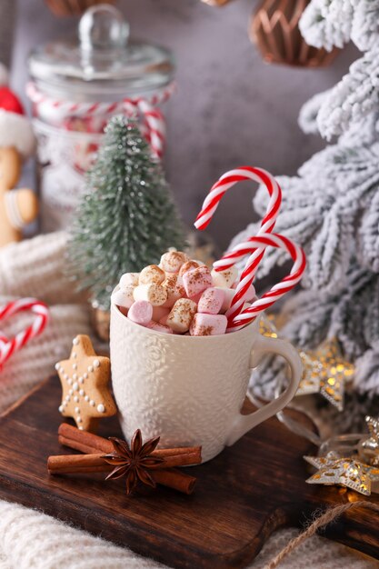 Accogliente composizione invernale con tazza e cioccolata calda con marshmallow.