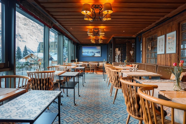 Accogliente sala da pranzo rustica con vista sulla montagna a Alpenspur