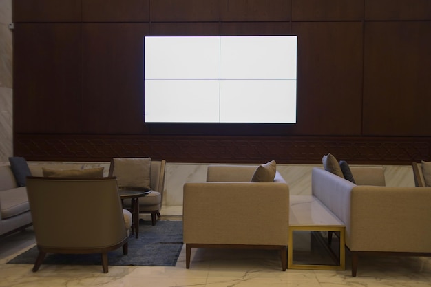 Accogliente salotto interno con TV a grande schermo, divano e tavolino da caffè con moquette sul pavimento in marmo. Modello