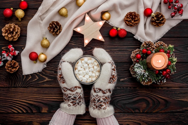 Accogliente serata di Natale con piatto di cacao laici